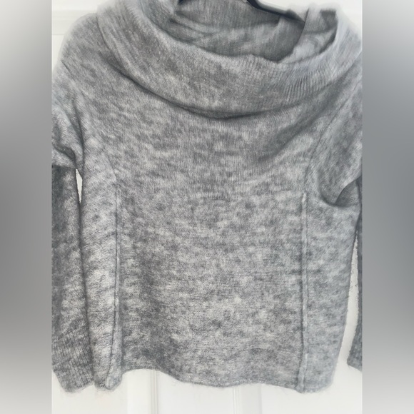 H&M off the Shoulder silver sweater - Picture 2 of 3